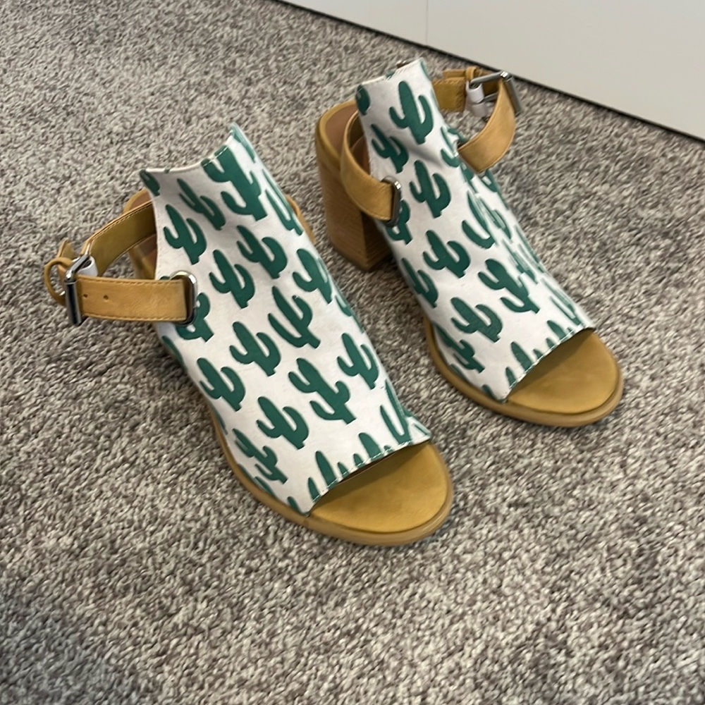 Very Volatile Los Angeles Cactus Print Heel Size 7